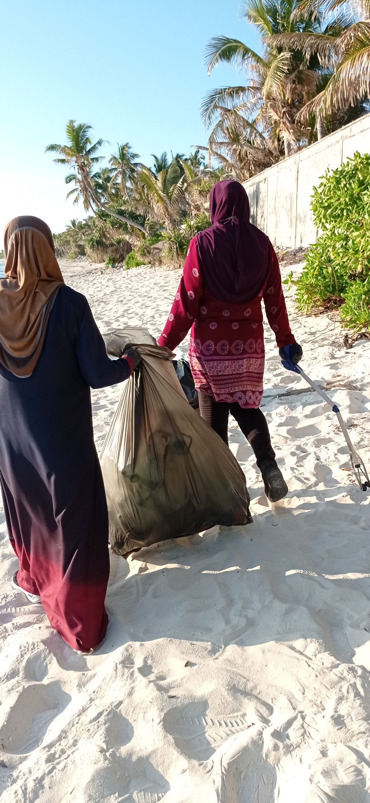 Members of Veshisaafu at a cleaning spree